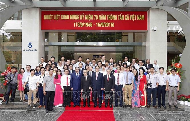 Thủ tướng Nguyễn Tấn Dũng, nguyên Tổng Bí thư Nông Đức Mạnh, GS. Anh hùng Lao động Vũ Khiêu chụp ảnh chung với Ban lãnh đạo TTXVN và cán bộ, phóng viên, biên tập viên, nhân viên Ban Biên tập Ảnh, tại Lễ kỷ niệm 70 năm ngày thành lập TTXVN  (15/9/1945 - 15/9/2015). Ảnh: Đức Tám - TTXVN