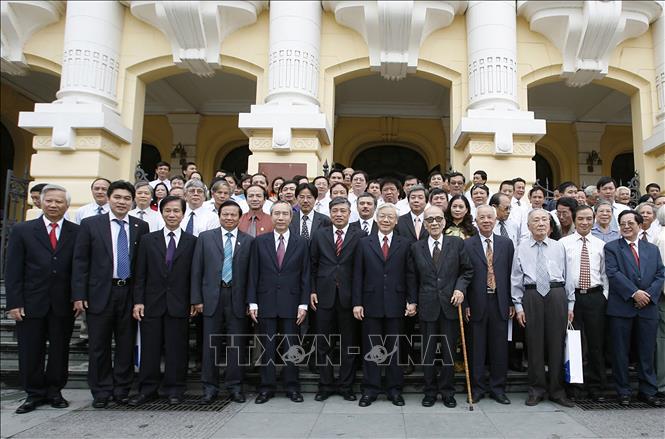 Chủ tịch Quốc hội Nguyễn Phú Trọng chụp ảnh chung với Giáo sư Vũ Khiêu (chống gậy) và các thế hệ cán bộ, phóng viên, biên tập viên Thông tấn xã Việt Nam, tại lễ kỷ niệm 65 năm ngày thành lập TTXVN (15/9/1945 - 15/9/2010). Ảnh: Trí Dũng - TTXVN
