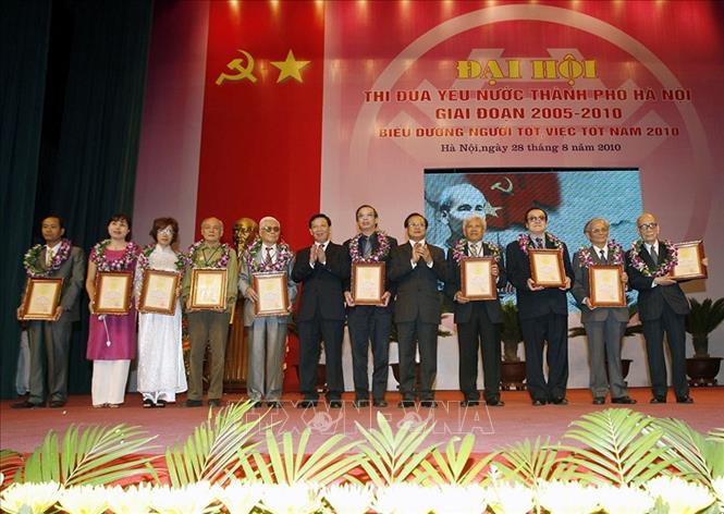 Bí thư Thành uỷ Hà Nội Phạm Quang Nghị và Chủ tịch UBND thành phố Nguyễn Thế Thảo trao tặng danh hiệu Công dân Thủ đô ưu tú cho 10 cá nhân, trong đó có Giáo sư Vũ Khiêu (ngoài cùng, bên phải), ngày 28/8/2010. Ảnh: Trí Dũng - TTXVN