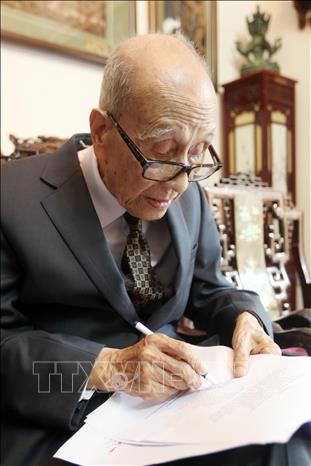 Giáo sư, Anh hùng Lao động Vũ Khiêu.  Ảnh: Đức Tám – TTXVN