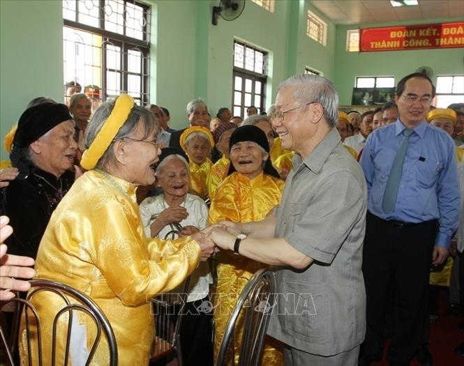 Tổng Bí thư Nguyễn Phú Trọng gặp gỡ người cao tuổi tại Ngày hội Đại đoàn kết toàn dân tộc ở khu dân cư Trai Trang, thị trấn Yên Mỹ, huyện Yên Mỹ, tỉnh Hưng Yên (2013). Ảnh: Trí Dũng - TTXVN