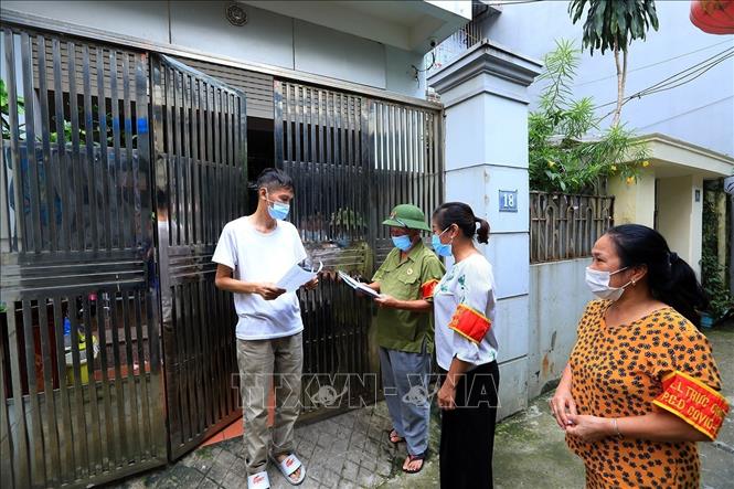 Người cao tuổi xóm 7A, thôn Yên Ngưu, xã Tam Hiệp, huyện Thanh Trì (Hà Nội) tích cực tham gia tổ COVID cộng đồng đến từng hộ dân trong thôn để tuyên truyền công tác phòng, chống dịch COVID-19. Ảnh: Tuấn Anh - TTXVN