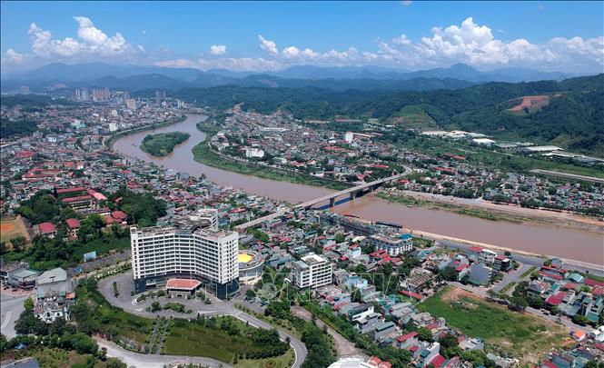 Thành phố Lào Cai khang trang, hiện đại và không ngừng phát triển, như dải lụa trải dọc phía Nam ngã ba sông Hồng, sông Nậm Thi. Ảnh: Quốc Khánh - TTXVN
