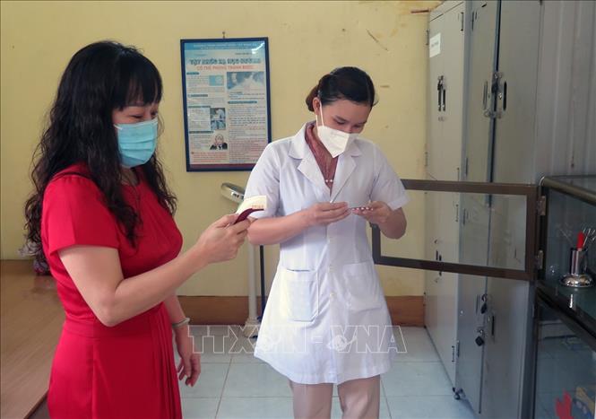 Trong ảnh: Nhân viên Y tế và giáo viên Trường Tiểu học Âu Cơ (thành phố Tuy Hòa) kiểm tra vật tư y tế phòng, chống COVID-19. Ảnh: Xuân Triệu - TTXVN                                