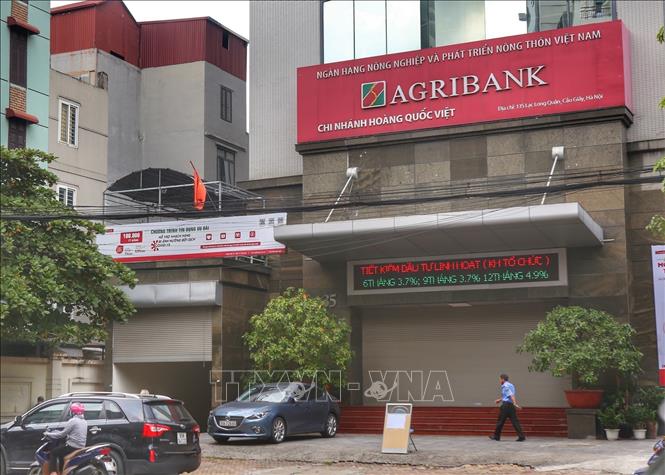 Photo: Agribank, Hoang Quoc Viet branch in 135 Lac Long Quan, Tay Ho district was temporary closed after a new COVID-19 case detected. VNA Photo: Tuấn Đức