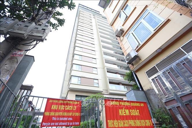 Photo: Oakwood Residence Hanoi Building in Dang Thai Mai street, Tay Ho district was temporary locked down. VNA Photo: Hoàng Hiếu