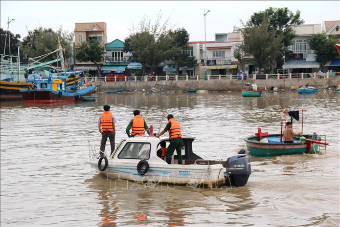 Trong ảnh: Lực lượng tuần tra kiểm soát chặt tàu thuyền trên sông Cà Ty thuộc khu vực cảng cá Phan Thiết. Ảnh: Nguyễn Thanh - TTXVN