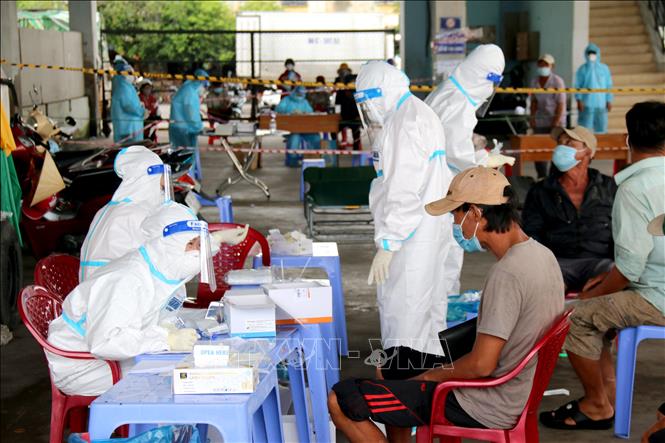 Trong ảnh: Thực hiện khai báo y tế và lấy mẫu xét nghiệm toàn bộ số lao động trong cảng và số ngư dân trên các tàu cá vào khu vực cảng cá Phan Thiết. Ảnh: Nguyễn Thanh - TTXVN