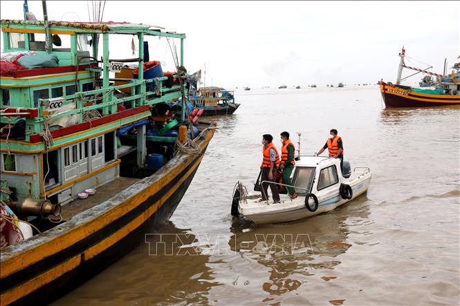Trong ảnh: Lực lượng tuần tra kiểm soát chặt tàu thuyền ra/vào cảng cá Phan Thiết. Ảnh: Nguyễn Thanh - TTXVN