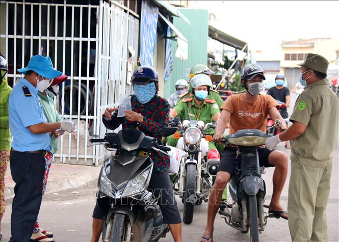 Trong ảnh: Người ra vào cảng Phan Thiết phải có giấy xét nghiệm âm tính với SARS-CoV-2 còn hiệu lực theo quy định. Ảnh: Nguyễn Thanh - TTXVN