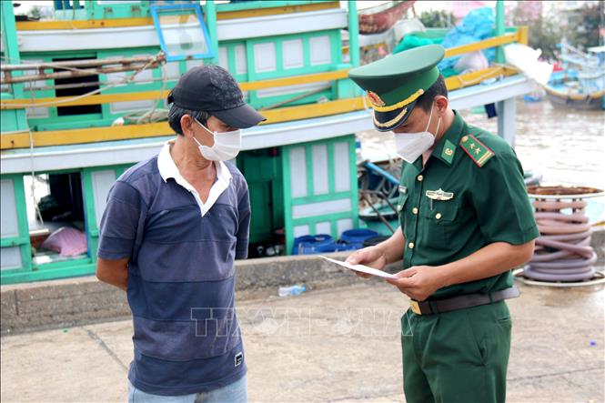 Trong ảnh: Tàu thuyền khi cập bến cảng cá Phan Thiết phải xuất trình giấy tờ theo quy định cho lực lượng chức năng. Ảnh: Nguyễn Thanh - TTXVN