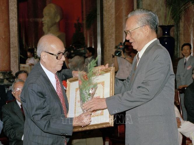 Chủ tịch nước Lê Đức Anh trao tặng Giải thưởng Hồ Chí Minh (đợt 1) cho Giáo sư Vũ Khiêu, ngày 30/10/1996, tại Phủ Chủ tịch. Ảnh: Cao Phong - TTXVN