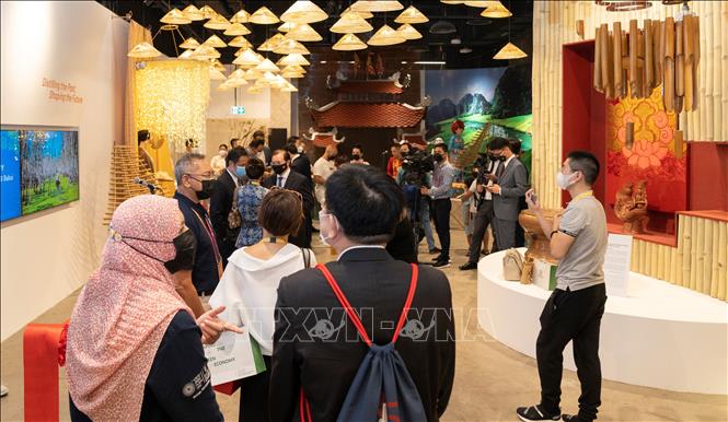 Các đại biểu thăm quan Nhà triển lãm Việt Nam tại EXPO 2020 Dubai. Ảnh TTXVN phát