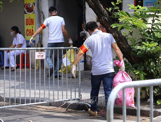 Trong ảnh: Vận chuyển hàng hoá tiếp tế vào cho người dân trong khu vực bị phong tỏa ở phố Phủ Doãn. Ảnh: Hoàng Hiếu - TTXVN 