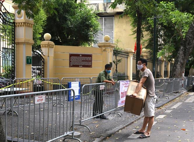 Trong ảnh: Người dân chuyển đồ tiếp tế cho người thân trong Bệnh viện hữu nghị Việt Đức. Ảnh: Hoàng Hiếu - TTXVN 