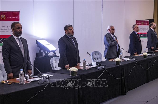 Trong ảnh: Đại diện các phe đối địch ở Libya tham dự cuộc đàm phán tại Rabat, Maroc, ngày 30/9/2021. Ảnh: AFP/ TTXVN