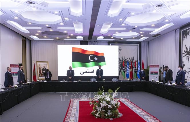 Trong ảnh: Đại diện các phe đối địch ở Libya tham dự cuộc đàm phán tại Rabat, Maroc, ngày 30/9/2021. Ảnh: AFP/ TTXVN