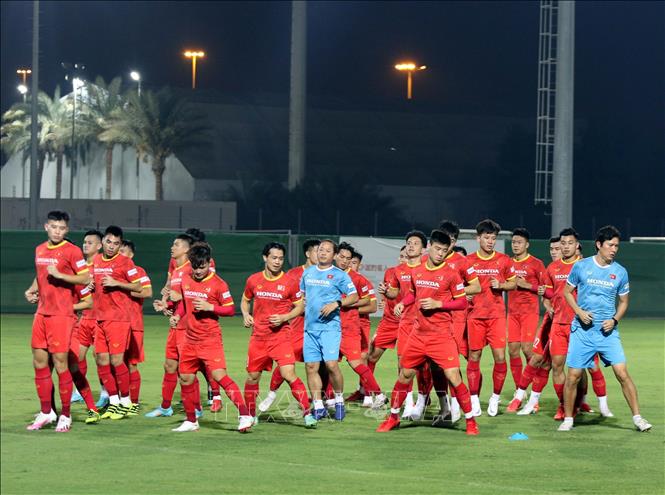 Photo: Vietnamese players take their exercises. Photo: Nhật Đoàn