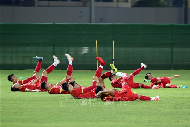 Photo: Vietnamese players take their exercises. Photo: Nhật Đoàn