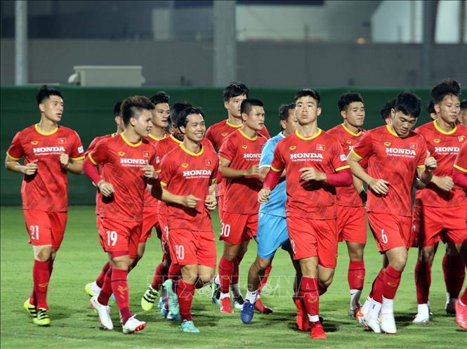 Photo: Vietnamese players take their exercises. Photo: Nhật Đoàn