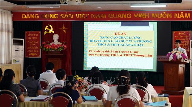 Một ứng viên tham gia thi tuyển chức danh Hiệu trưởng Trường THPT Kháng Nhật, huyện Sơn Dương (Tuyên Quang) trình bày Đề án chiến lược phát triển nhà trường. Ảnh Vũ Quang – TTXVN