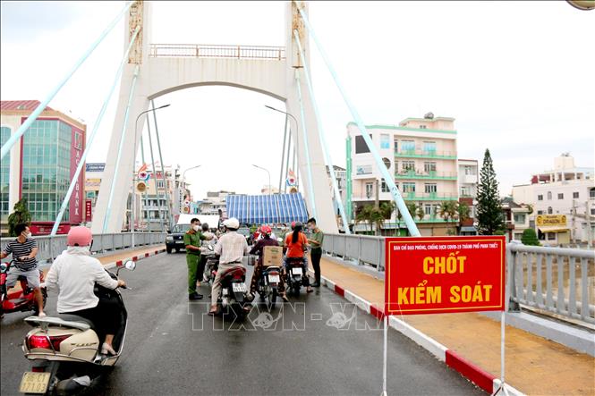 Trong ảnh: Chốt kiểm soát trên cầu Lê Hồng Phong để hạn chế người qua lại giữa hai khu vực Nam sông và Bắc sông Cà Ty. Ảnh: Nguyễn Thanh - TTXVN