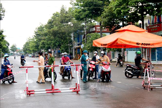 Trong ảnh: Chốt kiểm soát trên đường Tôn Đức Thắng để hạn chế người ra vào phường Hưng Long đang thực hiện Chỉ thị 16. Ảnh: Nguyễn Thanh - TTXVN