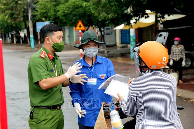 Trong ảnh: Lực lượng đoàn viên thanh niên đường tăng cường tại các Chốt để kiểm soát người qua lại. Ảnh: Nguyễn Thanh - TTXVN