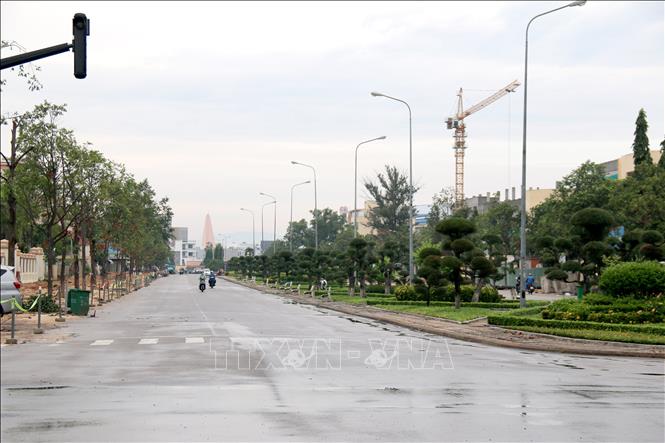 Trong ảnh: Đường Nguyễn Tất Thành thành phố Phan Thiết vắng vẻ do người dân được yêu cầu hạn chế ra đường khi không cần thiết. Ảnh: Nguyễn Thanh - TTXVN
