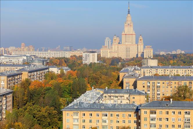 Trong ảnh: Mùa thu vàng bao quanh tòa tháp chính của trường Đại học tổng hợp quốc gia Moskva MGU. Ảnh: Trần Hiếu - PV TTXVN tại Nga