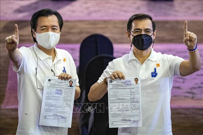 Trong ảnh: Thị trưởng  thủ đô Manila, Francisco Domagoso (phải) và người liên danh tranh cử với ông là bác sĩ Willie Ong sau khi nộp chứng nhận ứng cử tham gia cuộc đua tranh cử tổng thống Philippines tại Manila, ngày 4/10/2021. Ảnh: AFP/TTXVN