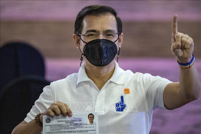 Trong ảnh: Thị trưởng  thủ đô Manila, Francisco Domagoso sau khi nộp chứng nhận ứng cử tham gia cuộc đua tranh cử tổng thống Philippines tại Manila, ngày 4/10/2021. Ảnh: AFP/TTXVN