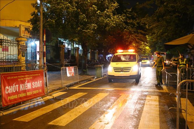 Trong ảnh: Xe cứu thương di chuyển từ khu vực bị phong tỏa phố Phủ Doãn ra khỏi khu vực. Ảnh: Hoàng Hiếu - TTXVN 
