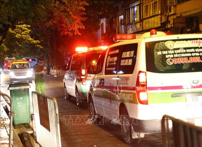 Trong ảnh: Các lái xe vào khu vực phong tỏa Bệnh viện hữu nghị Việt Đức đều phải khai báo y tế. Ảnh: Hoàng Hiếu - TTXVN 