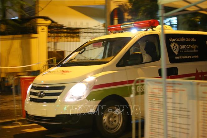 Trong ảnh: Xe cứu thương di chuyển từ khu vực bị phong tỏa phố Phủ Doãn ra khỏi khu vực. Ảnh: Hoàng Hiếu - TTXVN 
