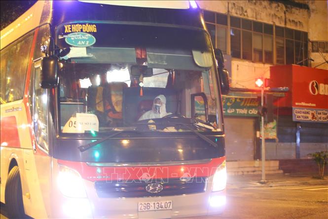 Trong ảnh: Một xe buýt vào khu vực phong tỏa Bệnh viện hữu nghị Việt Đức tối 4/10. Ảnh: Hoàng Hiếu - TTXVN 