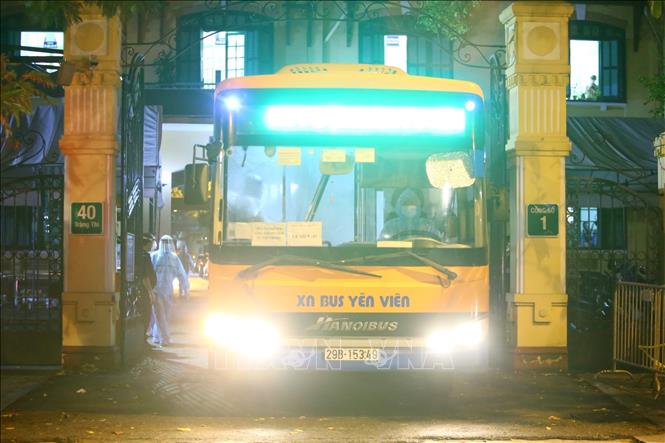 Trong ảnh: Một xe đưa bệnh nhân rời Bệnh viện hữu nghị Việt Đức đi chữa trị và cách ly tập trung. Ảnh: Hoàng Hiếu - TTXVN 