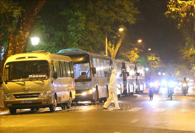 Trong ảnh: 21h35, đoàn dài xe đỗ dọc phố Tràng Thi chờ đưa bệnh nhân trong Bệnh viện hữu nghị Việt Đức đi cách ly và chữa trị. Ảnh: Hoàng Hiếu - TTXVN 