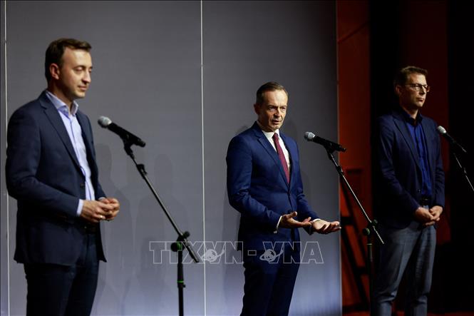 Trong ảnh (từ trái sang): Tổng thư ký đảng CDU Paul Ziemiak, Tổng thư ký đảng FDP Volker Wissing và Tổng thư ký đảng CSU Markus Blume tại buổi họp báo sau cuộc đàm phán thành lập một chính phủ liên minh cầm quyền ở Đức ngày 3/10/2021. Ảnh: AFP/TTXVN
