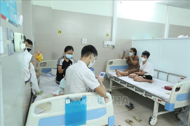 Trong ảnh: Bệnh nhân được chuyển tới đây có người đã phẫu thuật, người đang chờ phẫu thuật và cả bệnh nhi. Ảnh: Minh Quyết - TTXVN