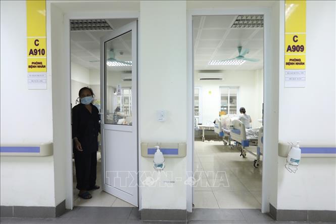 Trong ảnh: Bệnh nhân được chuyển tới đây có người đã phẫu thuật, người đang chờ phẫu thuật và cả bệnh nhi. Ảnh: Minh Quyết - TTXVN