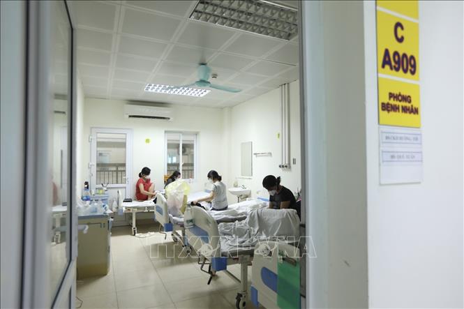 Trong ảnh: Bệnh nhân được chuyển tới đây có người đã phẫu thuật, người đang chờ phẫu thuật và cả bệnh nhi. Ảnh: Minh Quyết - TTXVN