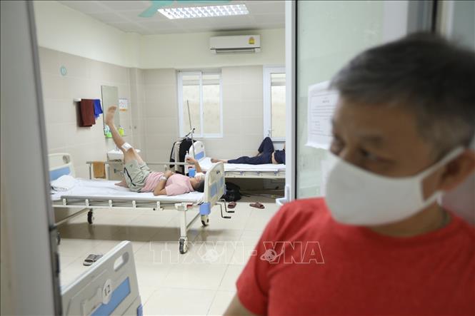 Trong ảnh: Bệnh nhân được chuyển tới đây có người đã phẫu thuật, người đang chờ phẫu thuật và cả bệnh nhi. Ảnh: Minh Quyết - TTXVN