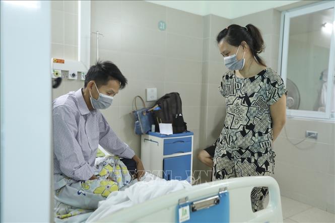 Trong ảnh: Sự lạc quan giúp người bệnh yên tâm chữa trị khi được chuyển tới đây. Ảnh: Minh Quyết - TTXVN