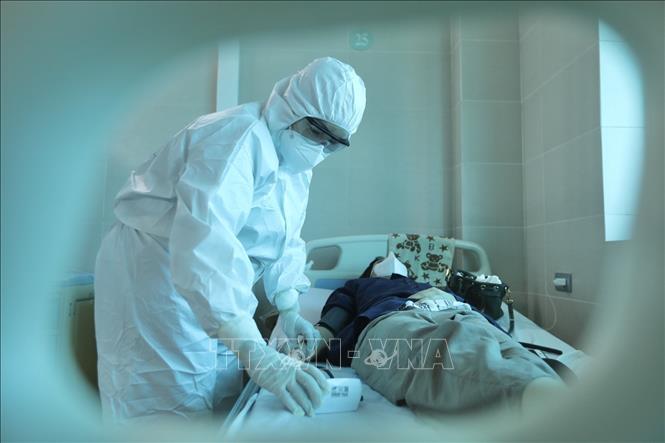 Trong ảnh: Bác sĩ bệnh viện Thanh Nhàn đến thăm khám cho bệnh nhân chuyển đến từ bệnh viện Việt Đức. Ảnh: Minh Quyết - TTXVN