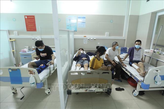 Trong ảnh: Các bệnh nhân cùng khoa được sắp xếp phù hợp cho công tác điều trị. Ảnh: Minh Quyết - TTXVN