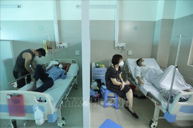 Trong ảnh: Các bệnh nhân nặng được bố trí nằm giãn cách theo quy định phòng, chống dịch. Ảnh: Minh Quyết - TTXVN