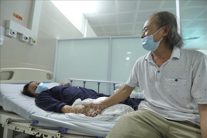 Trong ảnh: Sự lạc quan giúp người bệnh yên tâm chữa trị khi được chuyển tới đây. Ảnh: Minh Quyết - TTXVN