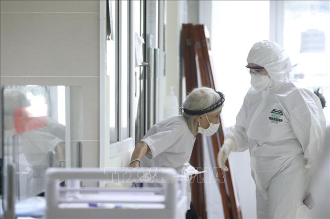 Trong ảnh: Những bệnh nhân cao tuổi được quan tâm trong khu cách ly. Ảnh: Minh Quyết - TTXVN