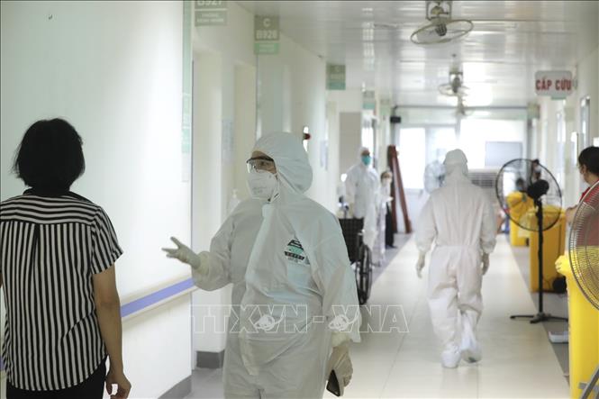 Trong ảnh: Người nhà bệnh nhân được nhắc nhở không đi lại nhiều giữa các phòng trong khu cách ly. Ảnh: Minh Quyết - TTXVN